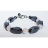 Bracelet hématites et perles blanches à spirales argentées.